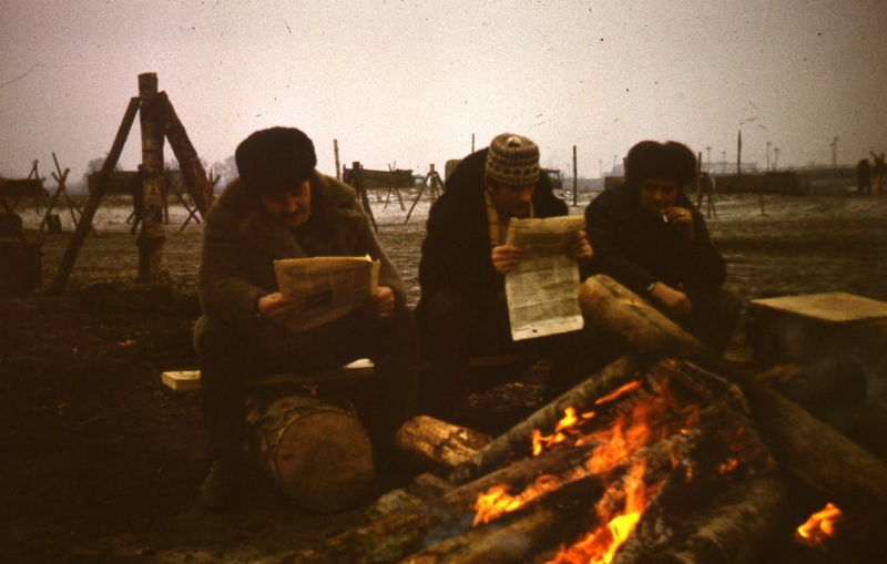 1991. gada janvāra barikāžu dalībnieki pie ugunskura Zaķusalā
