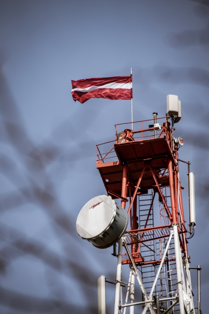 televīzijas tornī plīvo Latvijas valsts karogs
