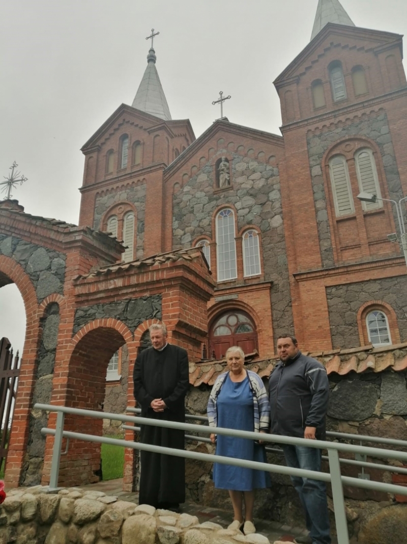  restaurētas kāpnes pie Nīdermuižas baznīcas