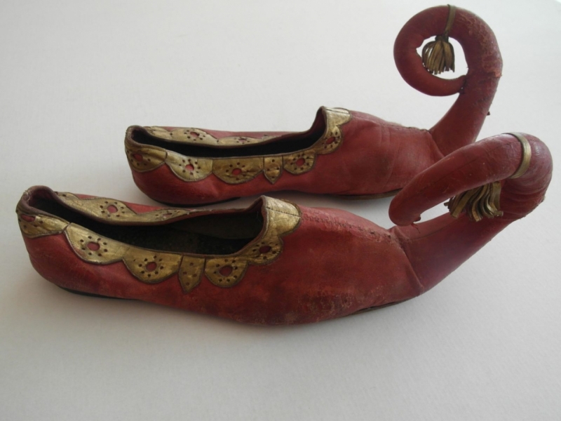 Panevēžas Drāmas teātra izrādes „Par tiem, kas mīl“ personāža Asgalvja apavi