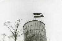 Februāra mēneša priekšmets muzejā – 1989. gada 25. februāra Latvijas karoga pacelšanas fotohronika