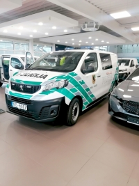 Preiļu novada pašvaldības policijas vajadzībām iegādāta jauna automašīna – mikroautobuss Peugeot Expert