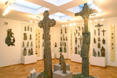 Vinca Svirska krusti (19. gs. beigas) muzeja ekspozīcijā “Krustu darināšanas tradīcijas Panevēžas reģionā”. Foto: G. Lukoševičs, 2005.