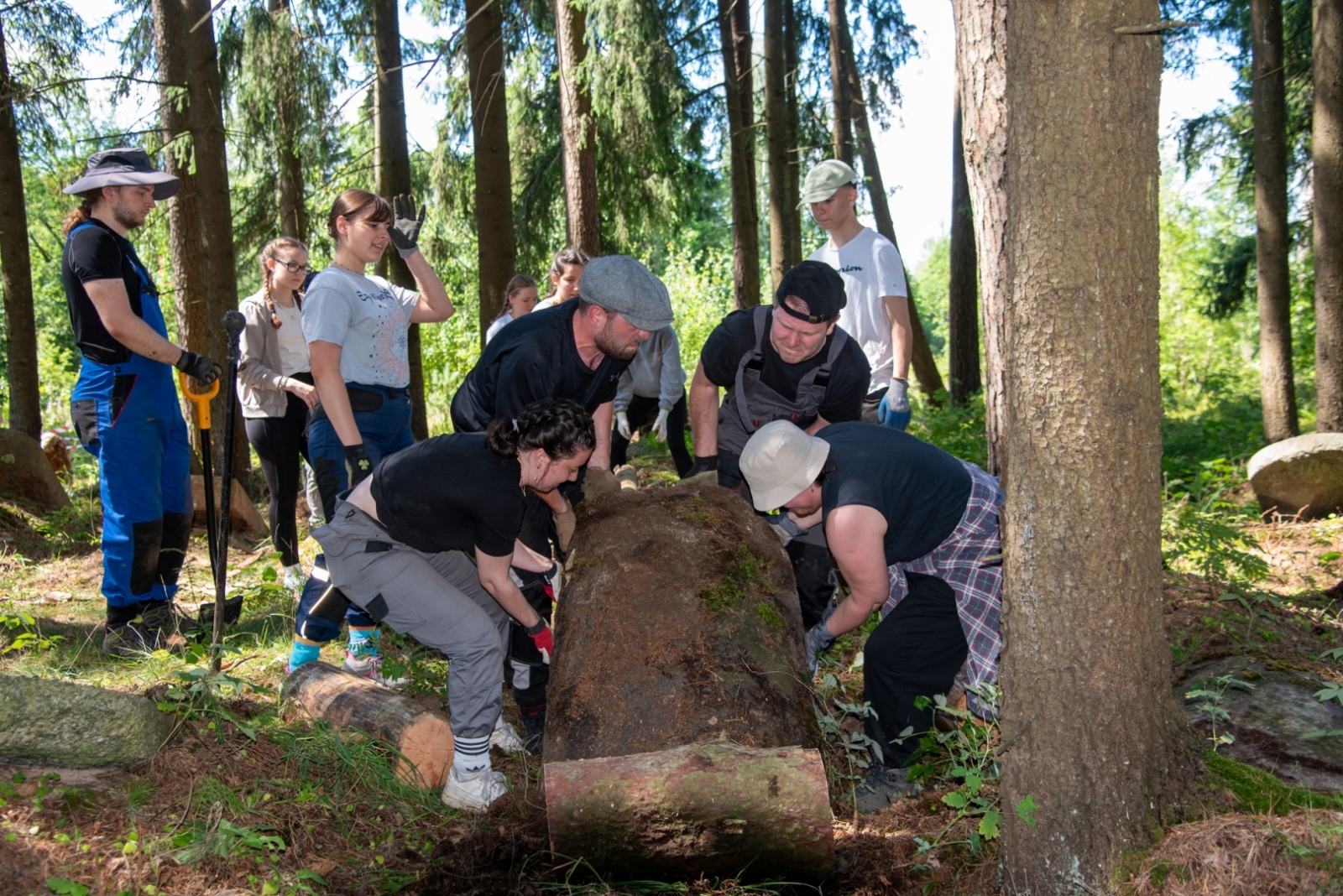 Riebiņos projekta “Riebiņu ebreju kapsētas sakopšanas aktivitātes” ietvaros uzsākti ebreju kapsētas sakopšanas darbi