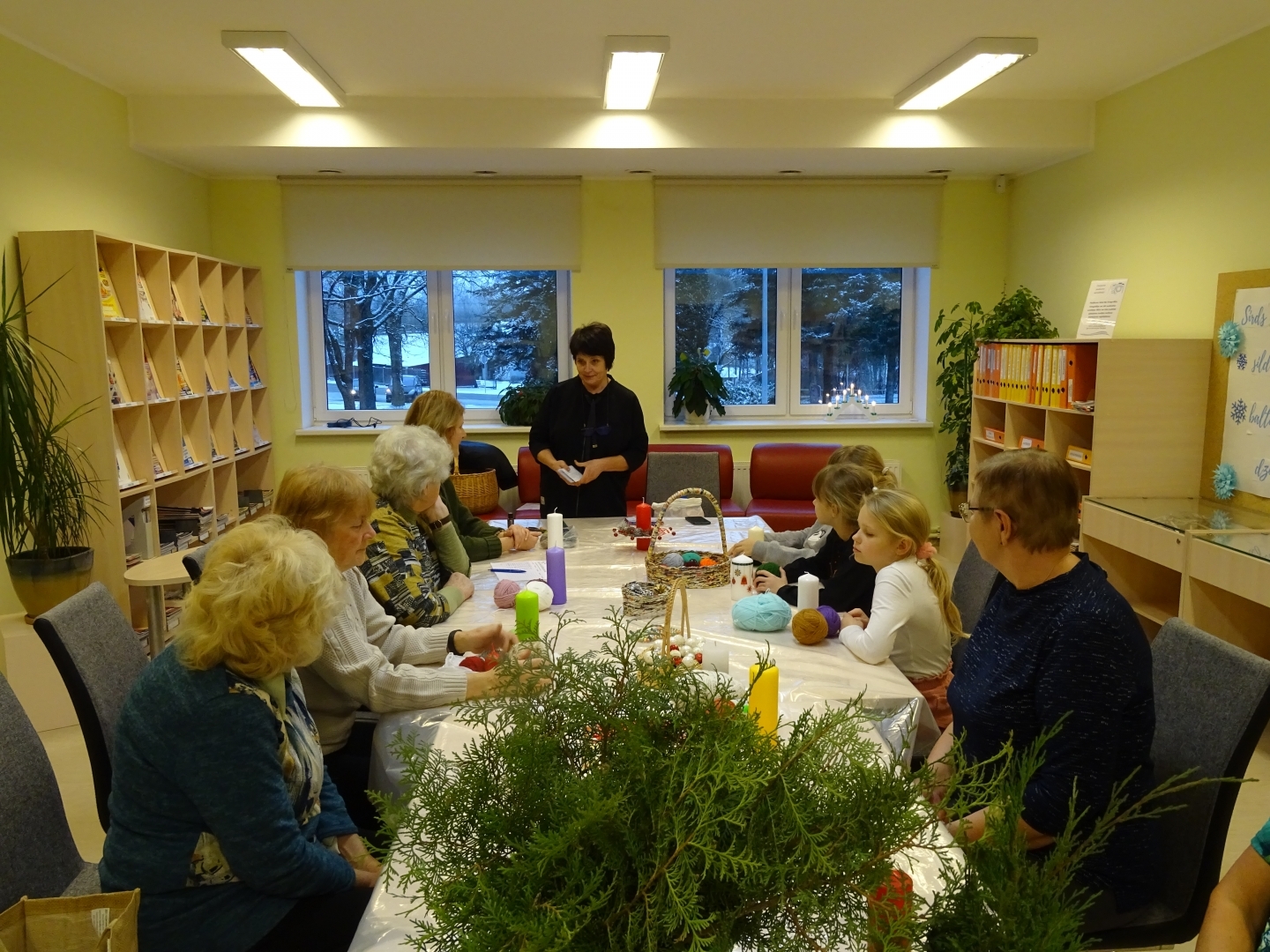 Riebiņu bibliotēkā aizvadīta radošā meistarklase “Ziemassvētku dekori”