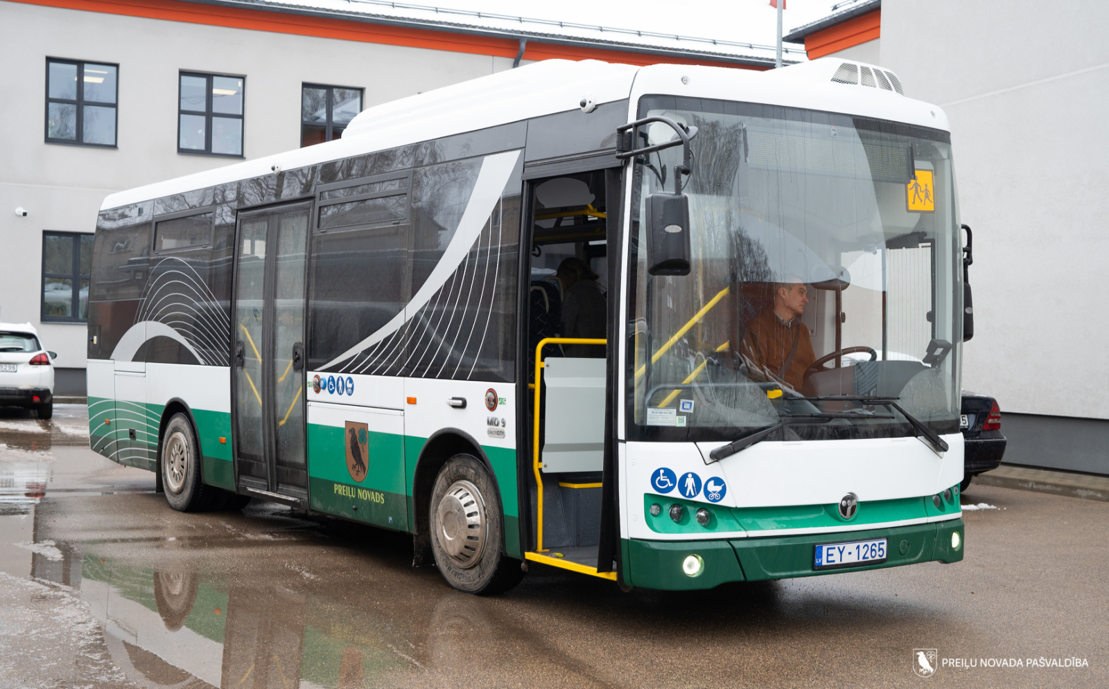 Realizējot projektu “Preiļu novada pašvaldības funkciju īstenošanai un pakalpojumu sniegšanai nepieciešamo bezemisiju transportlīdzekļa iegāde”, pašvaldībai piegādāts M3 kategorijas elektroautobuss