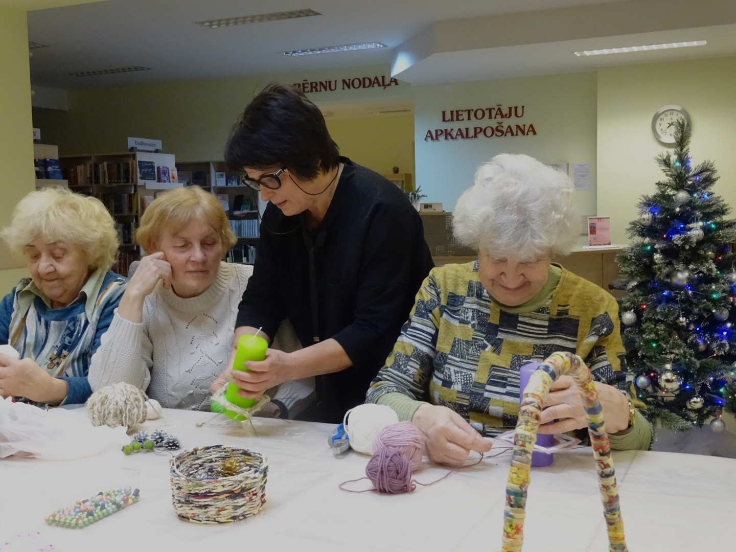 Riebiņu bibliotēkā aizvadīta radošā meistarklase “Ziemassvētku dekori”