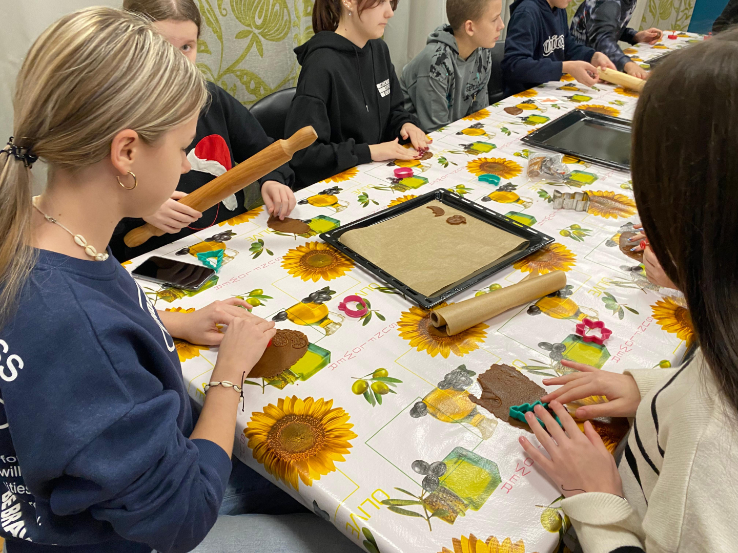 Riebiņu MJIC “Pakāpieni” sadarbībā ar Riebiņu bibliotēku organizēja sirsnīgu un radošu pasākumu “Ziema. Egle. Piparkūkas”