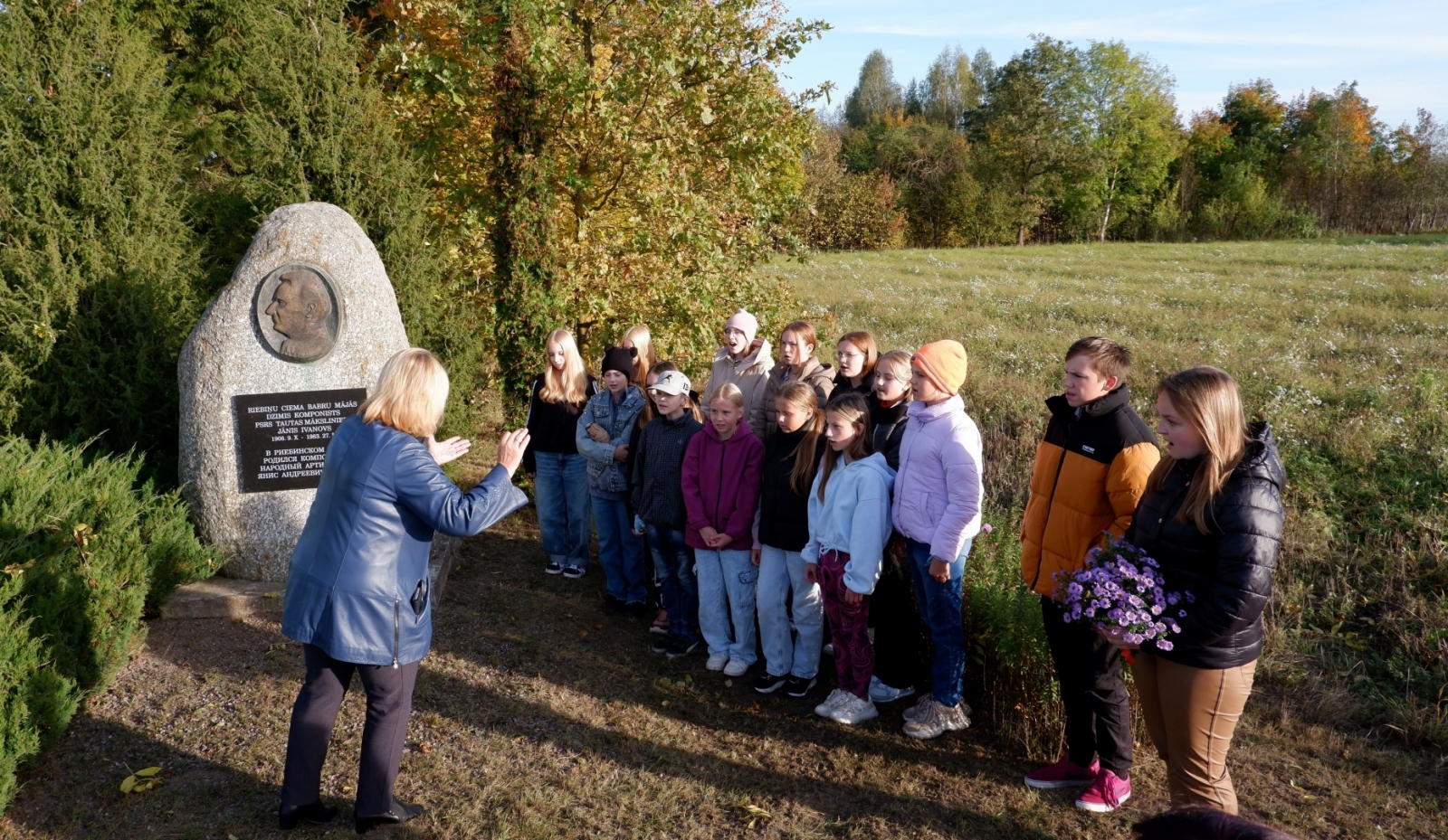 Preiļu Mūzikas un mākslas skolas audzēkņi un pedagogi aizvada izcilā komponista Jāņa Ivanova piemiņas brīdi