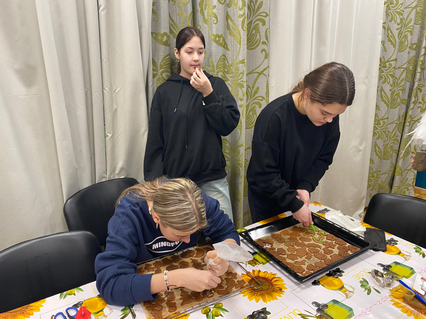 Riebiņu MJIC “Pakāpieni” sadarbībā ar Riebiņu bibliotēku organizēja sirsnīgu un radošu pasākumu “Ziema. Egle. Piparkūkas”