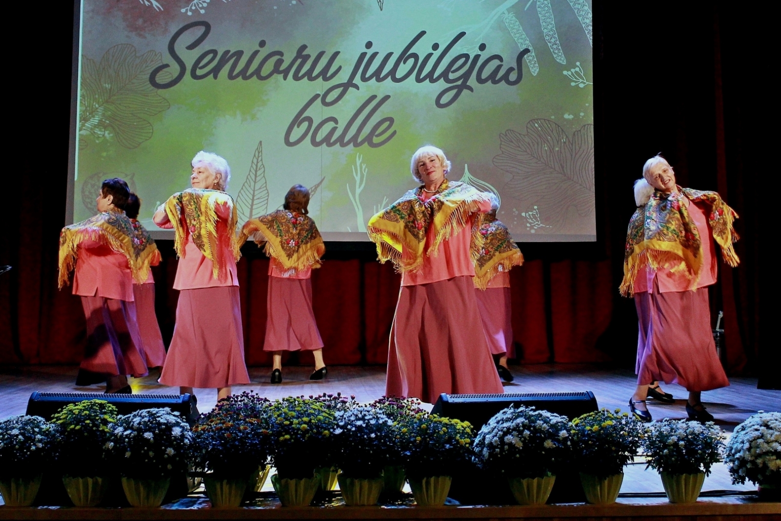 Grandioza jubilejas balle Riebiņos pulcē draugus no visas Latvijas