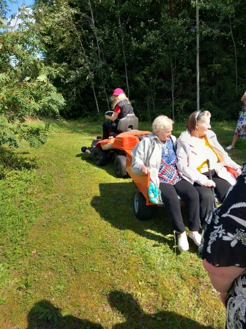 Sociālās aprūpes centra “Aglona” iemītnieki un darbinieki dodas atmiņu pārgājienā