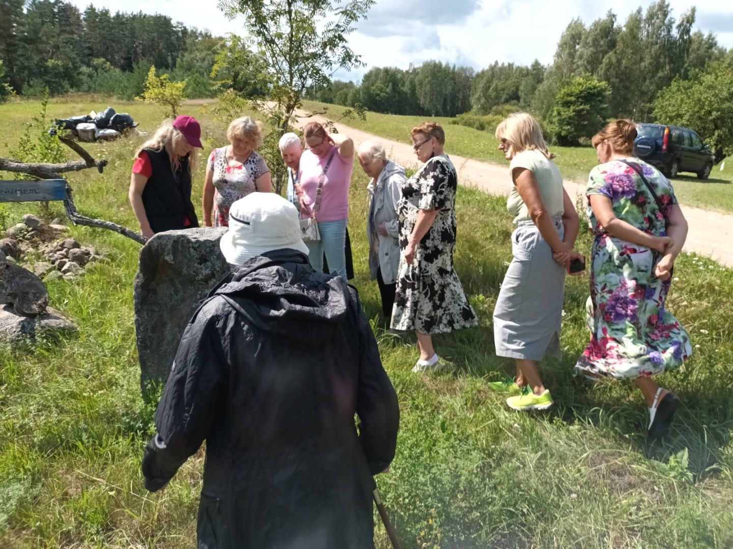 Sociālās aprūpes centra “Aglona” iemītnieki un darbinieki dodas atmiņu pārgājienā