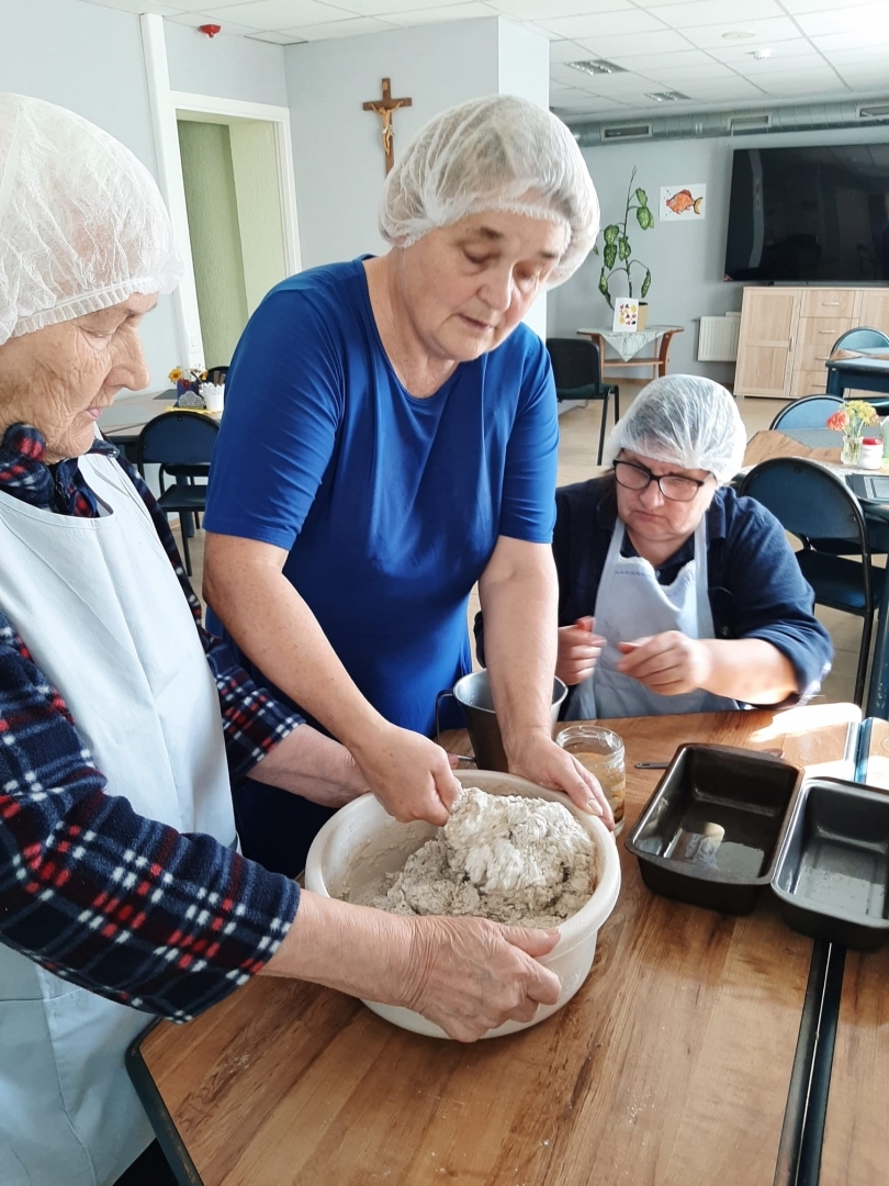 Sociālās aprūpes centra "Aglona" iemītnieki godina maizes cepšanas tradīcijas