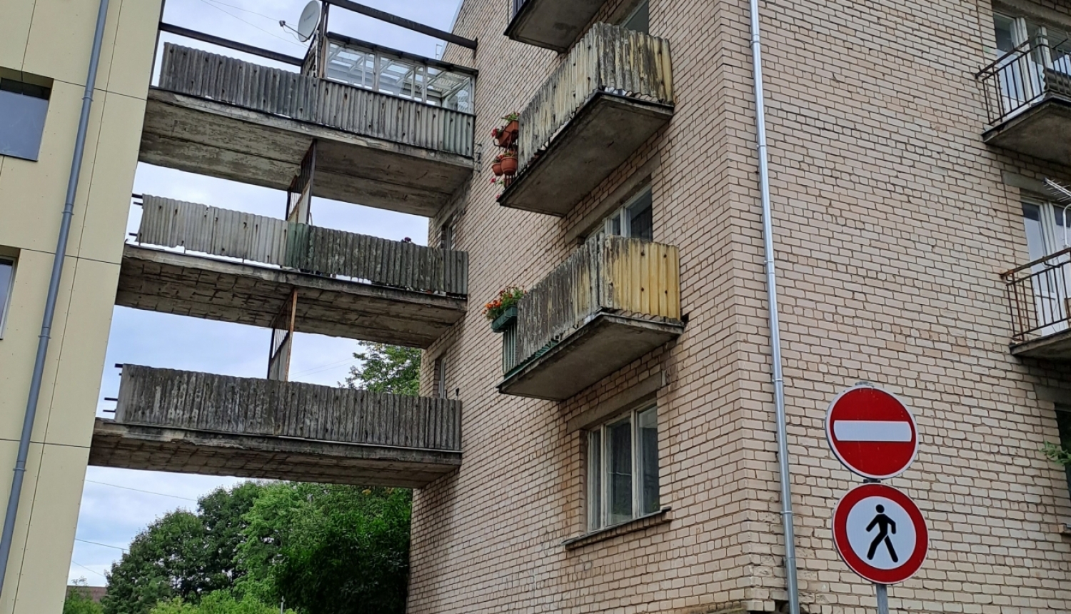 SIA “PREIĻU SAIMNIEKS” skaidro situāciju par daudzdzīvokļu māju Liepu ielas 6 un Liepu ielas 8 savienojošiem balkoniem