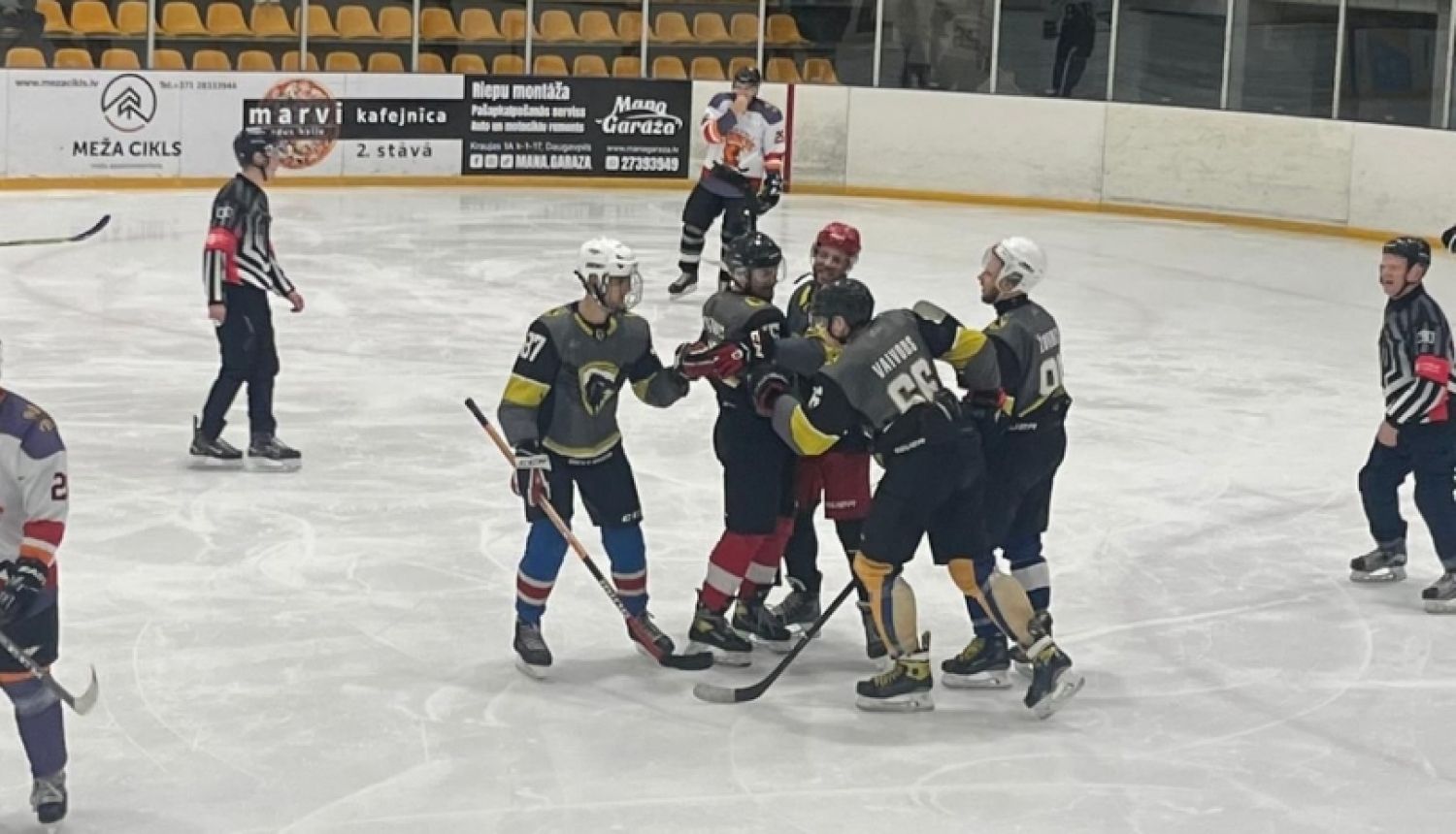 Preiļu hokeja komanda Daugavpils atklātajā amatieru hokeja čempionātā gūst uzvaru pār komandu "Fenikss" 